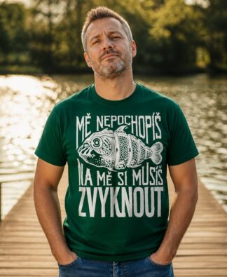 Muž na molu u rybníka v tmavě zeleném tričku s motivem Mě nepochopíš, na mě si musíš zvyknout